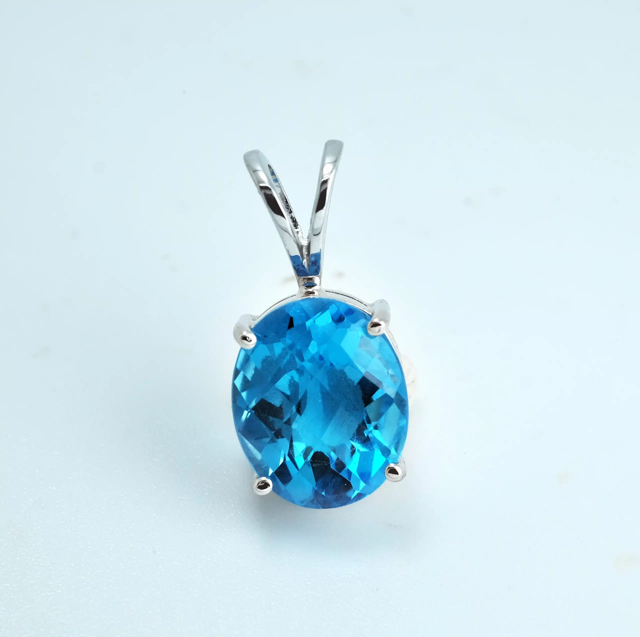 leganter Blue Topaz Anhänger mit 1.32g Gold