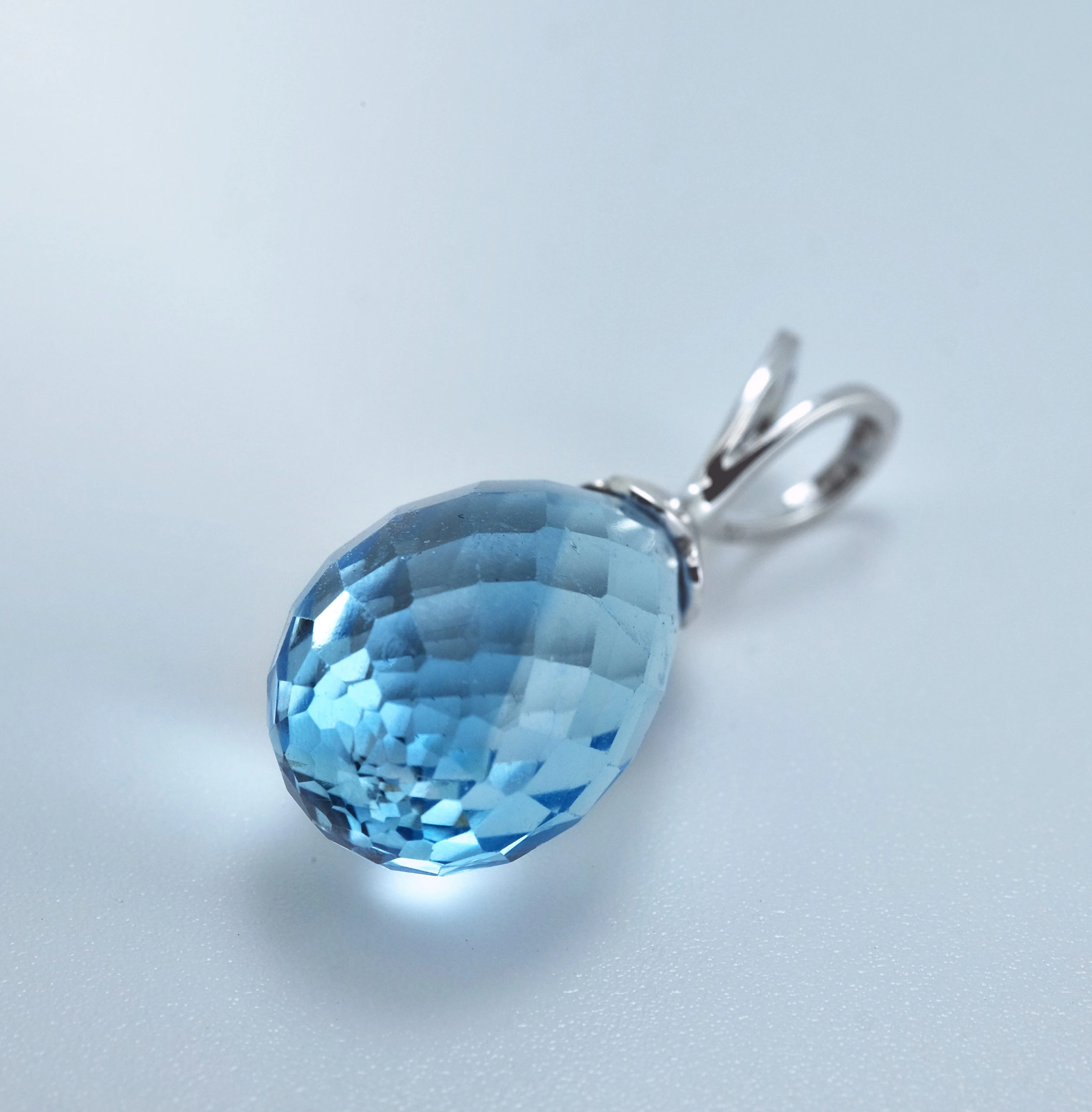Filigraner Blue Topaz Anhänger mit 0.67g Gold