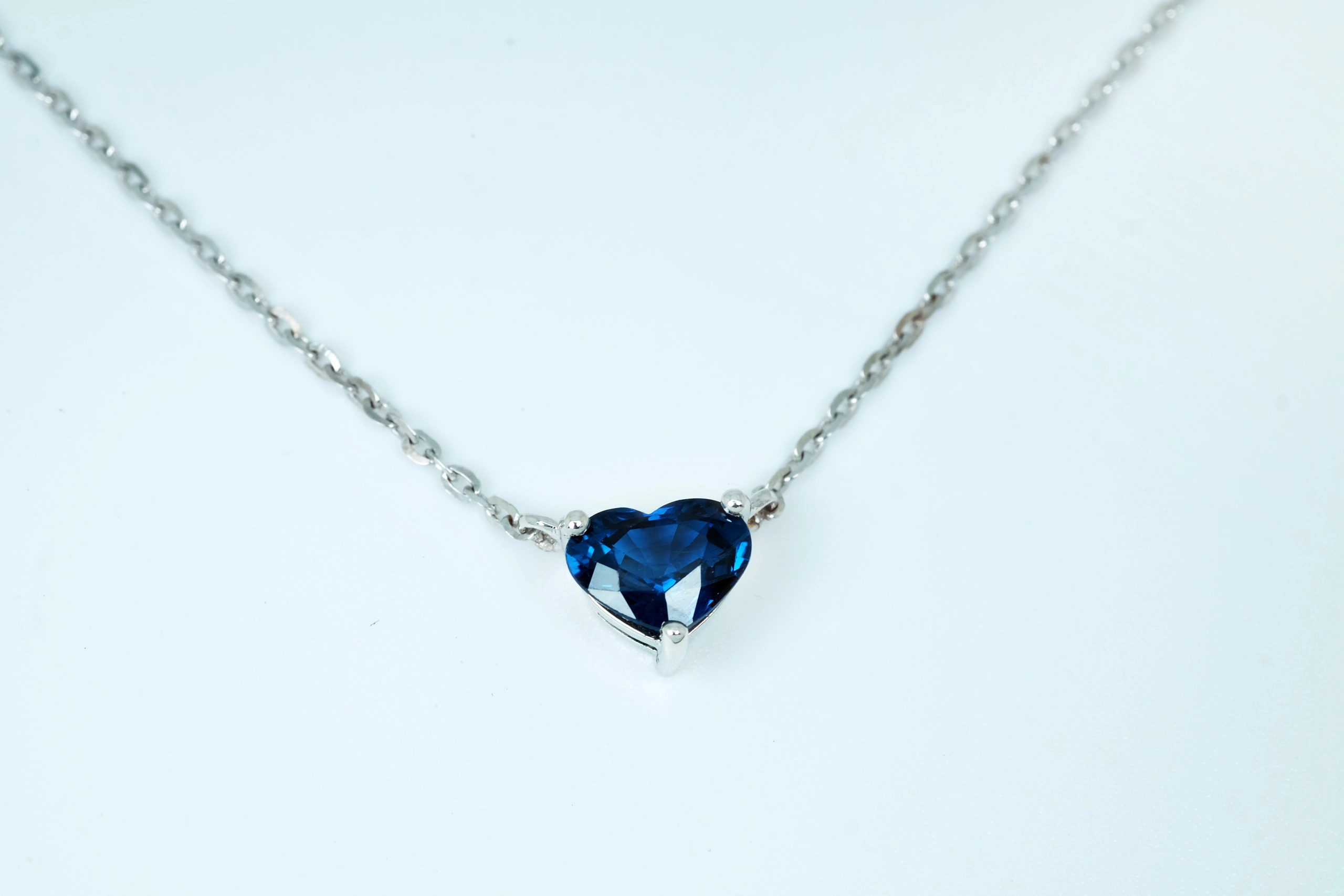 Halskette mit 1.95g Gold & 1.03 ct Blue Sapphire