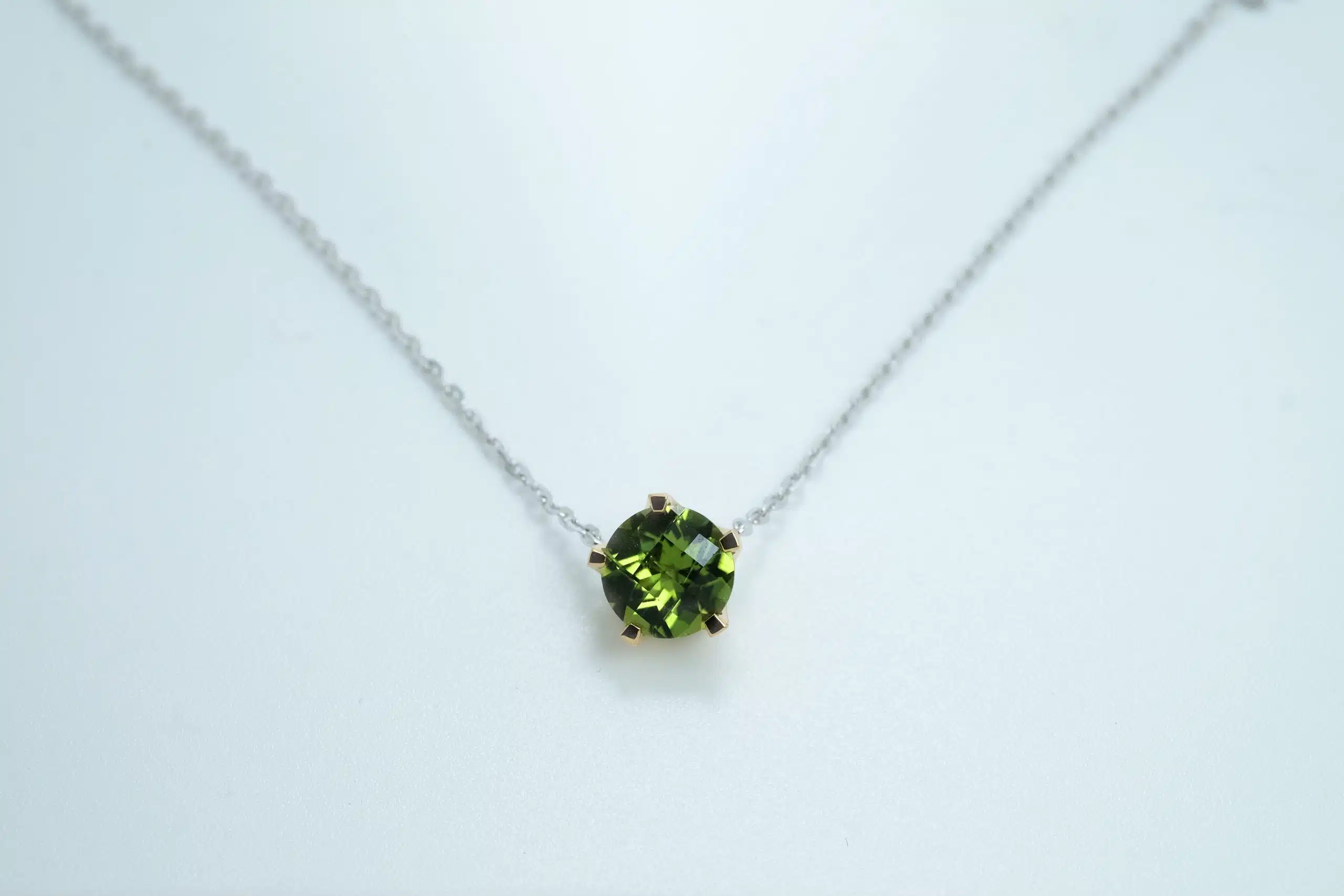 Frische Halskette mit grünem Peridot und 2.67g Gold