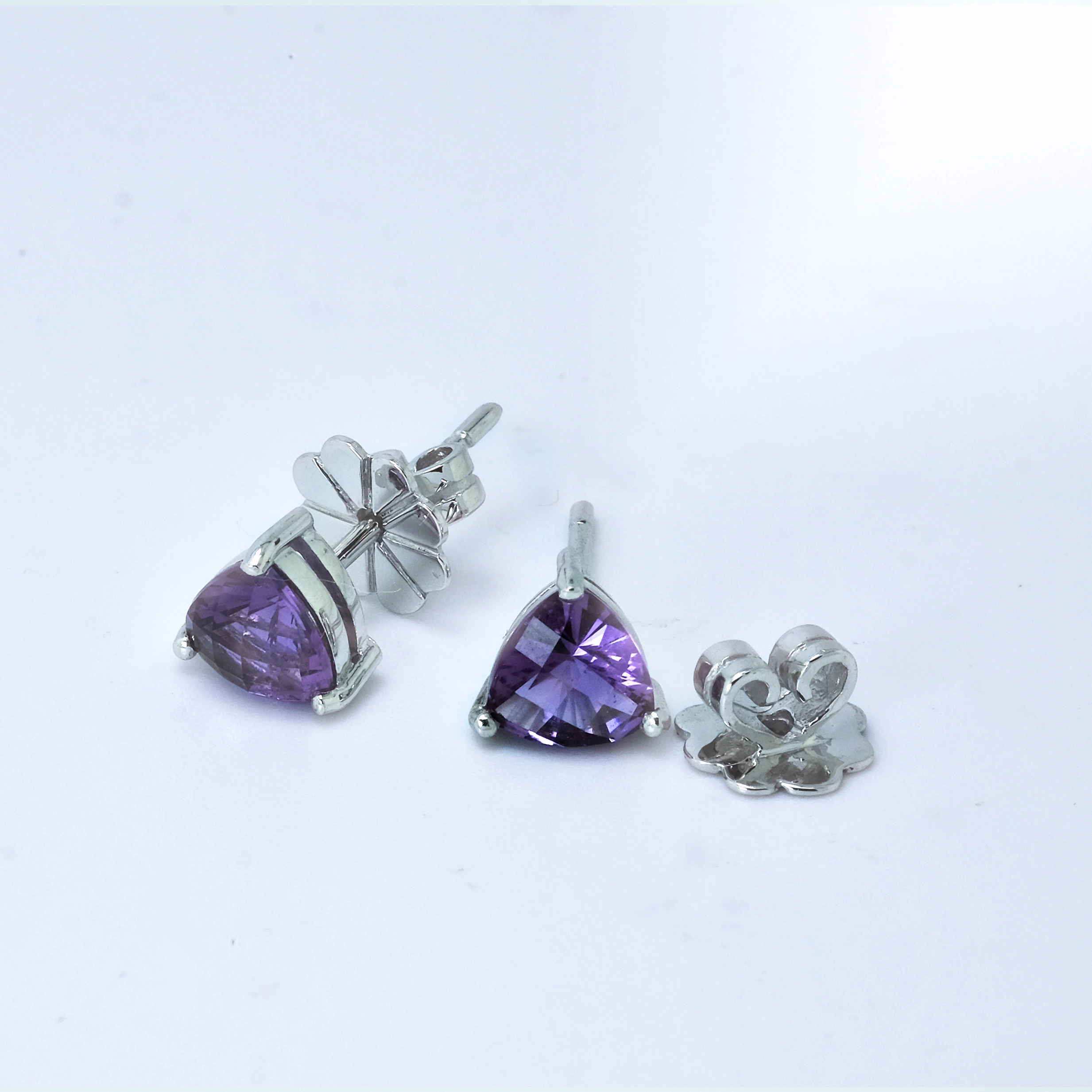 Amethyst Ohrringe mit 1.23g Gold und 2x1.27 ct Edelsteinen