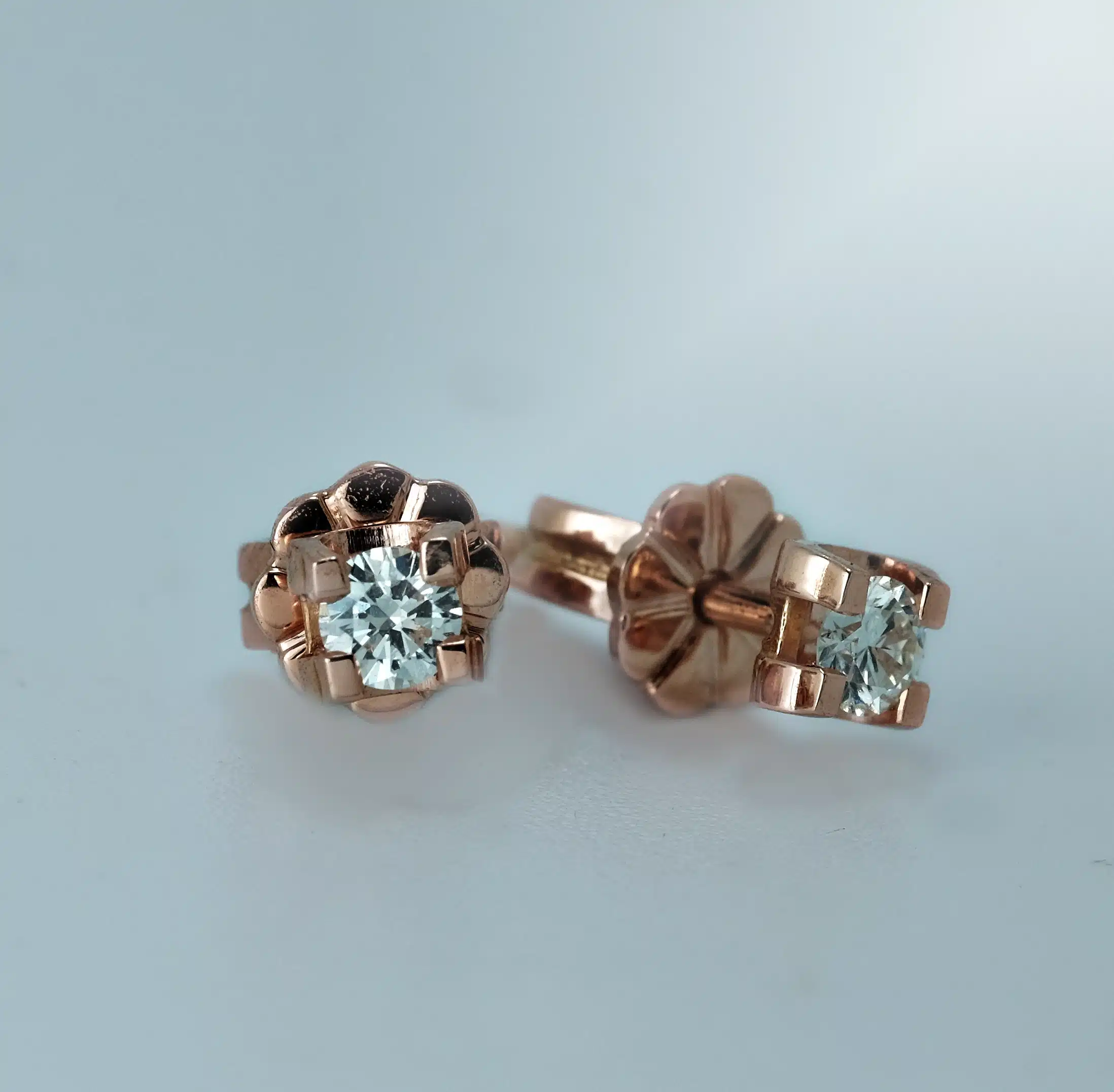 Pinkgoldene Ohrringe mit 1.43g Gold & 2x0.03 ct Steinbesatz