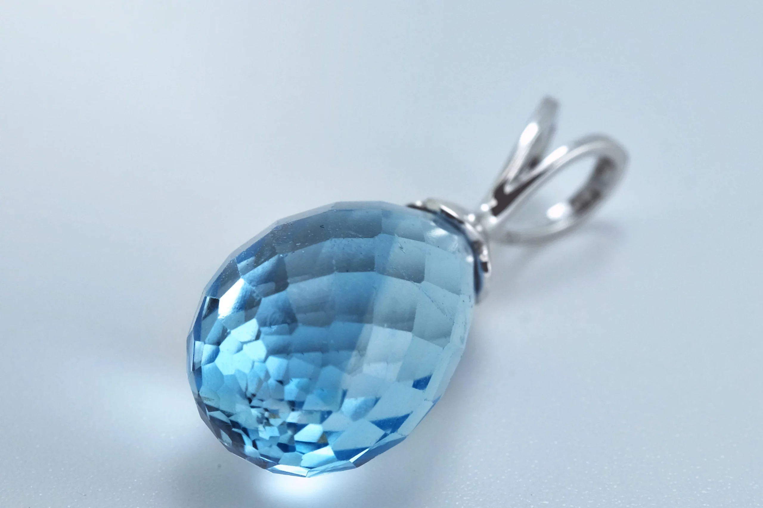 Filigraner Blue Topaz Anhänger mit 0.67g Gold