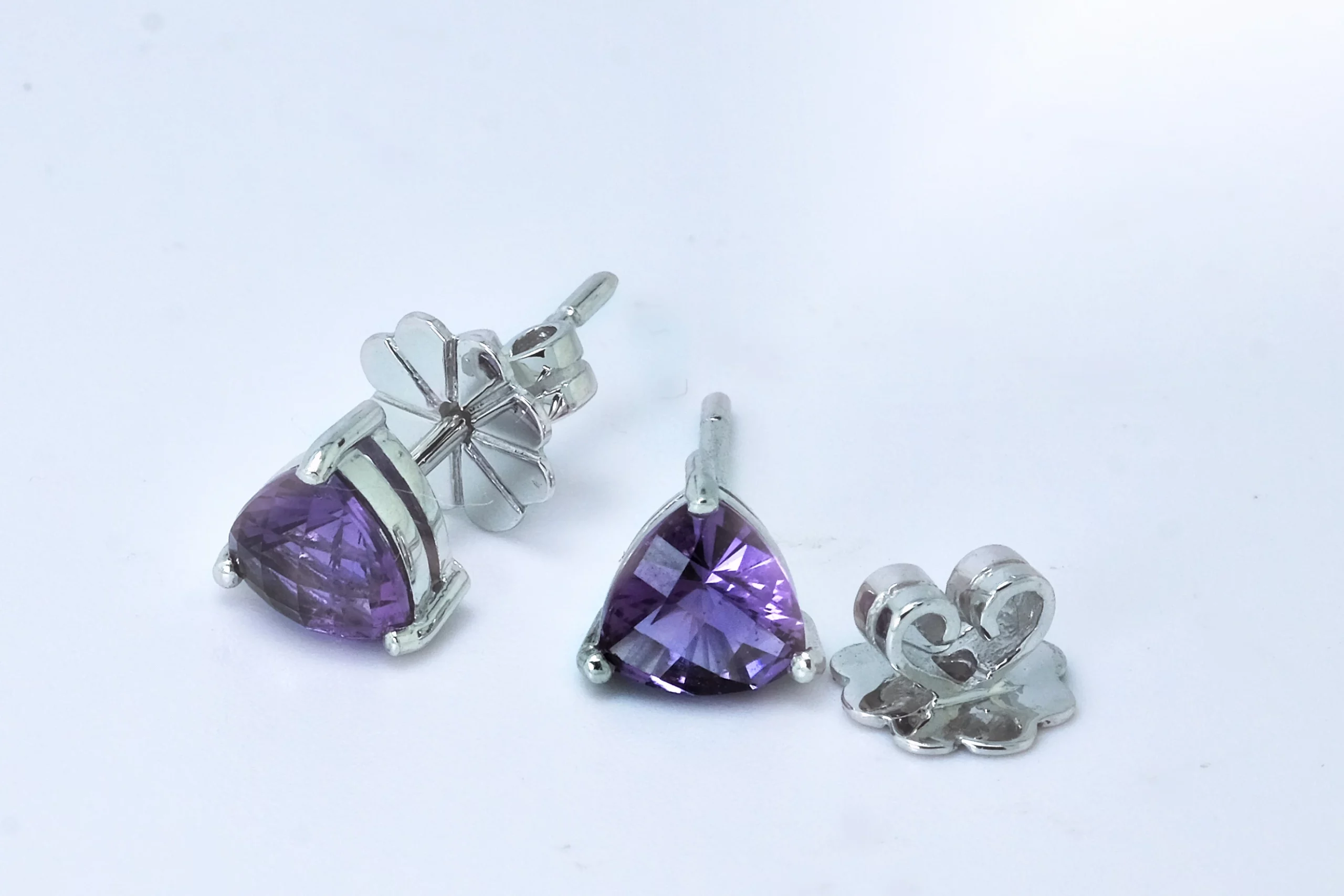 Amethyst Ohrringe mit 1.23g Gold und 2x1.27 ct Edelsteinen